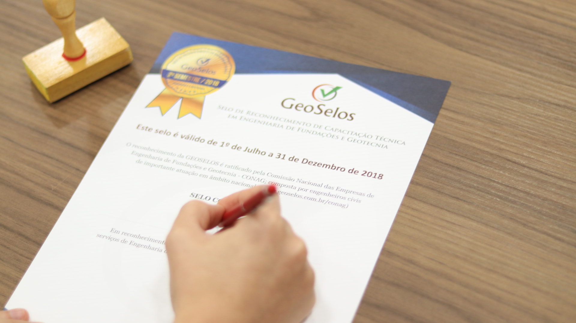 Certificado de reconhecimento técnico GeoSelos sendo assinado